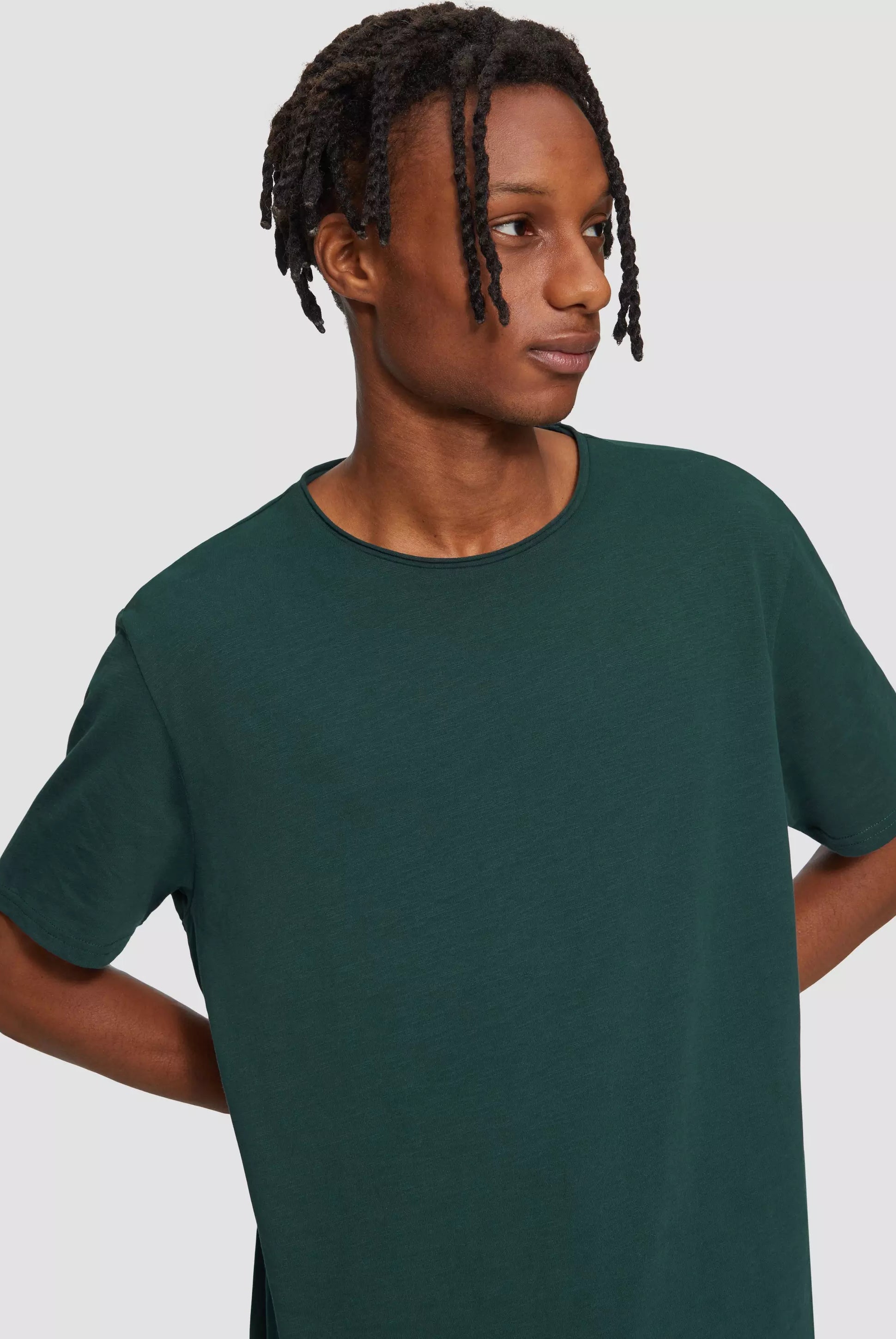 7699