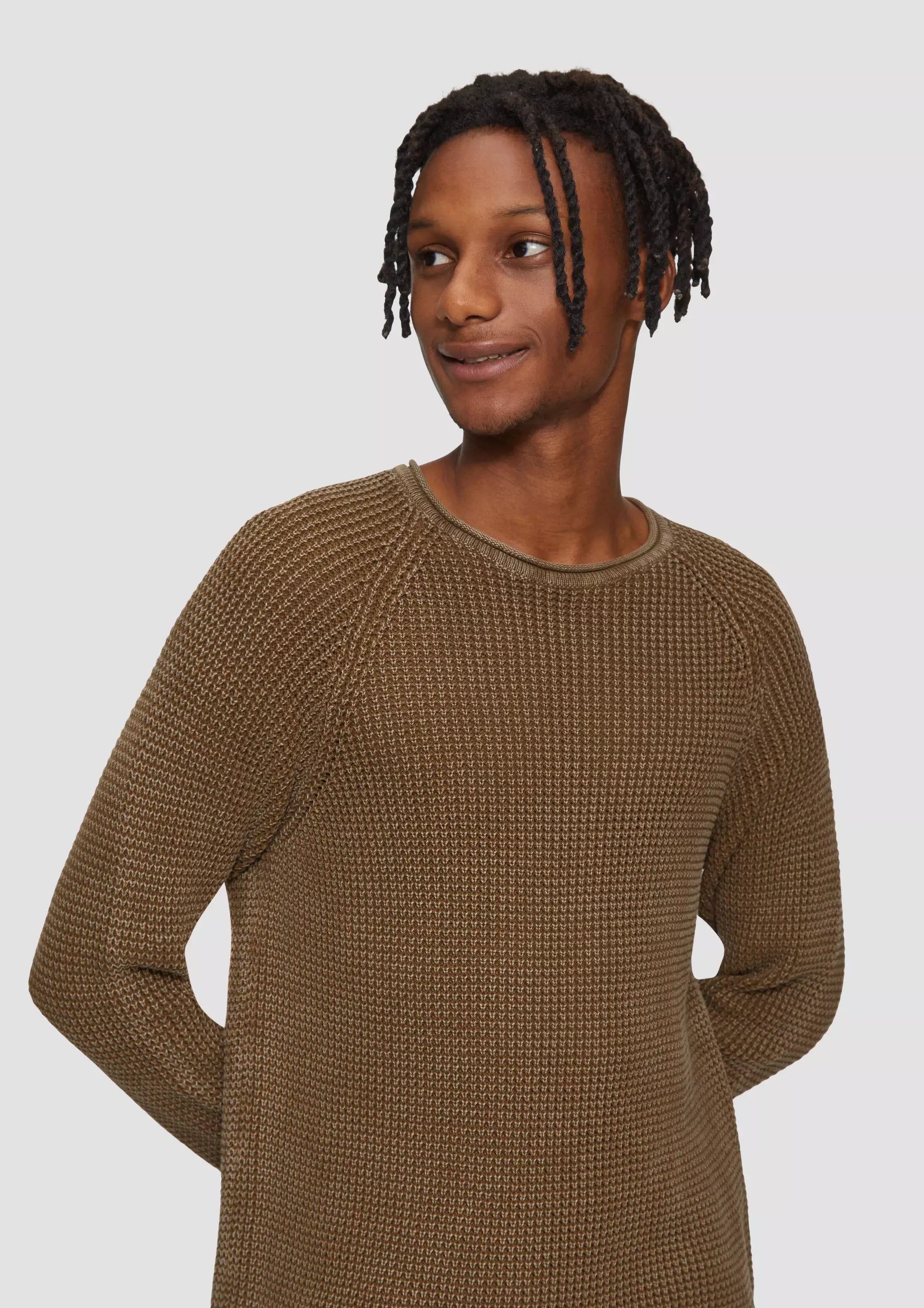 8596